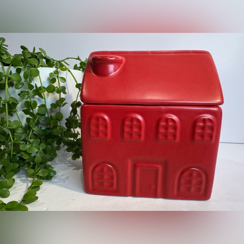 Red Ceramic Candle Cottage 2 Wick Cranberry Cassis Scent NWOT